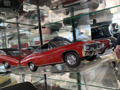Modellauto authentics - 1:18,